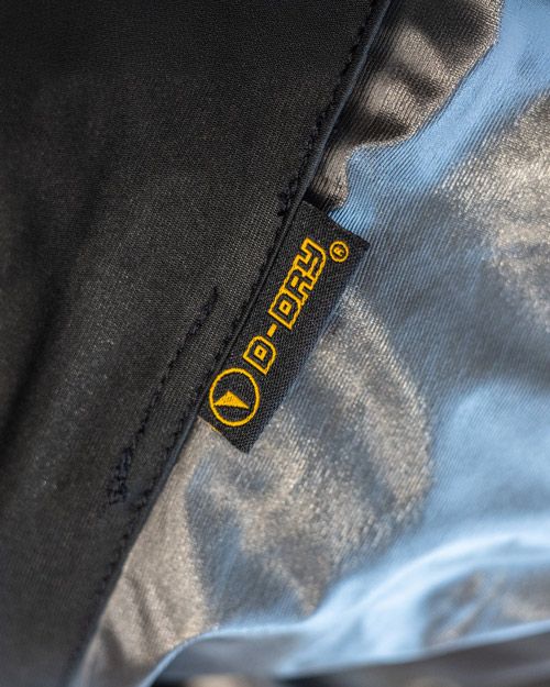 Λεπτομέρεια της αφαιρούμενης αδιάβροχης επένδυσης του  Dainese Hydraflux 2 Air D-Dry